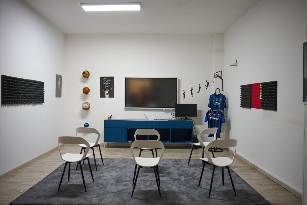 Sala formazione con sedute e schermo