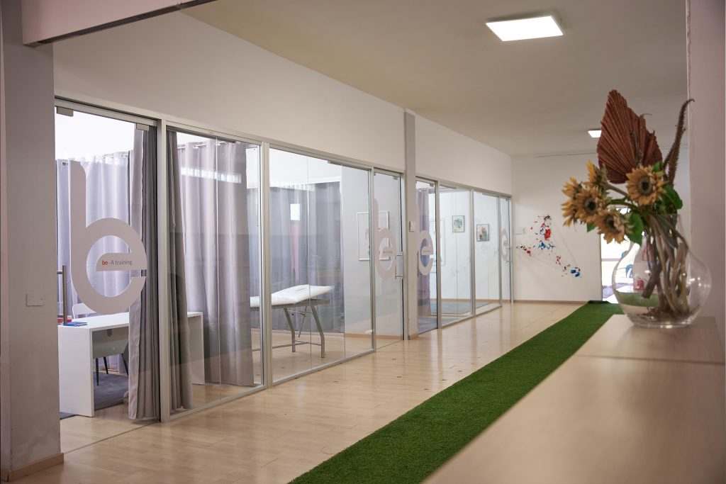 Corridoio con uffici privati vetrati