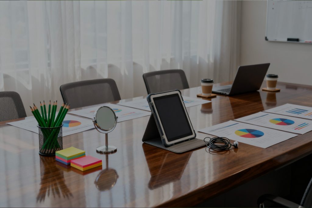 Tavolo riunioni con tablet e documenti di lavoro