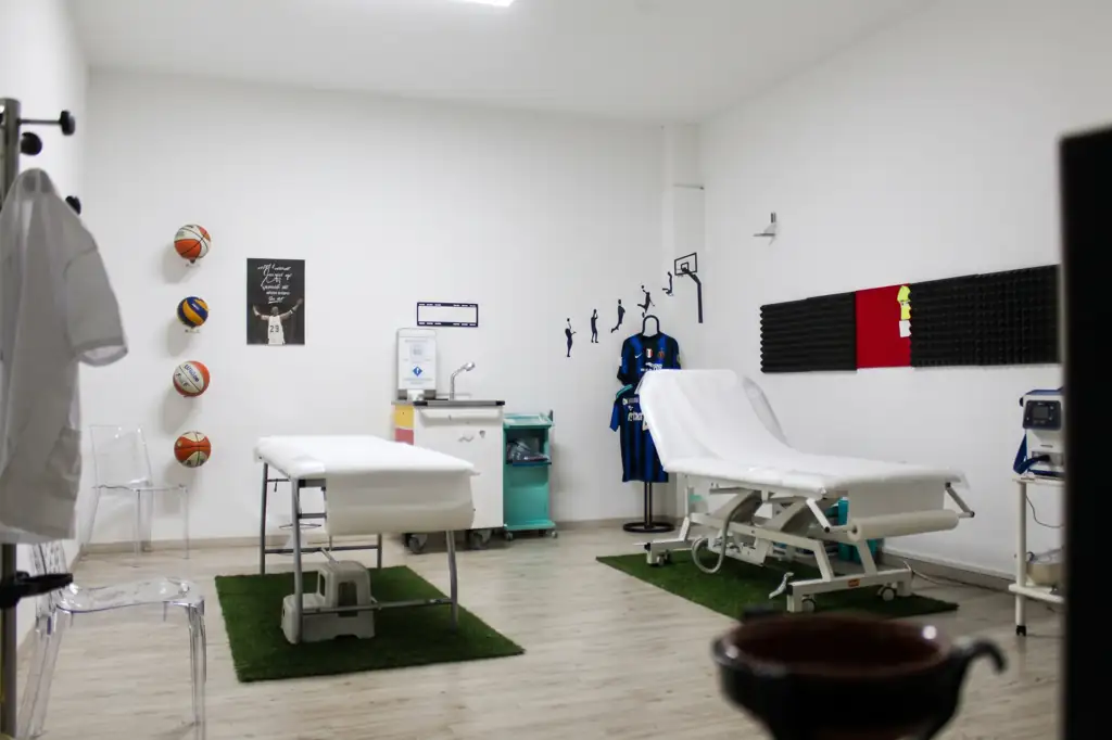 Sala fisioterapia di be-A Hub con due lettini e attrezzature